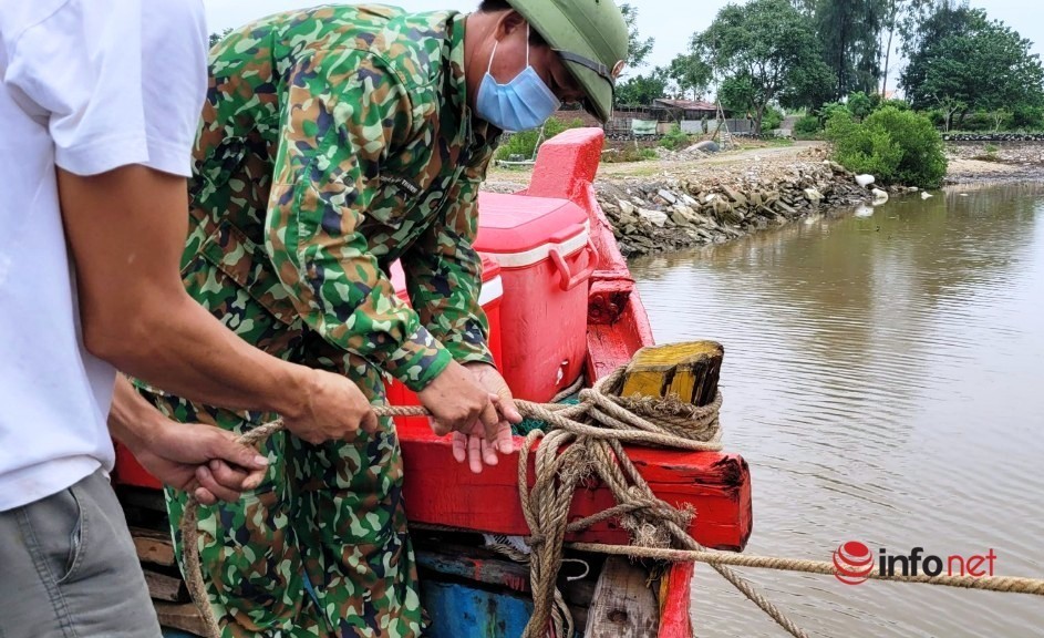 nghe-an-hang-tram-be-mang-len-bo-tranh-bao-dam-bao-an-toan-cho-hoc-sinh-giao-vien-truong-hoc-5-1634137483.jpg