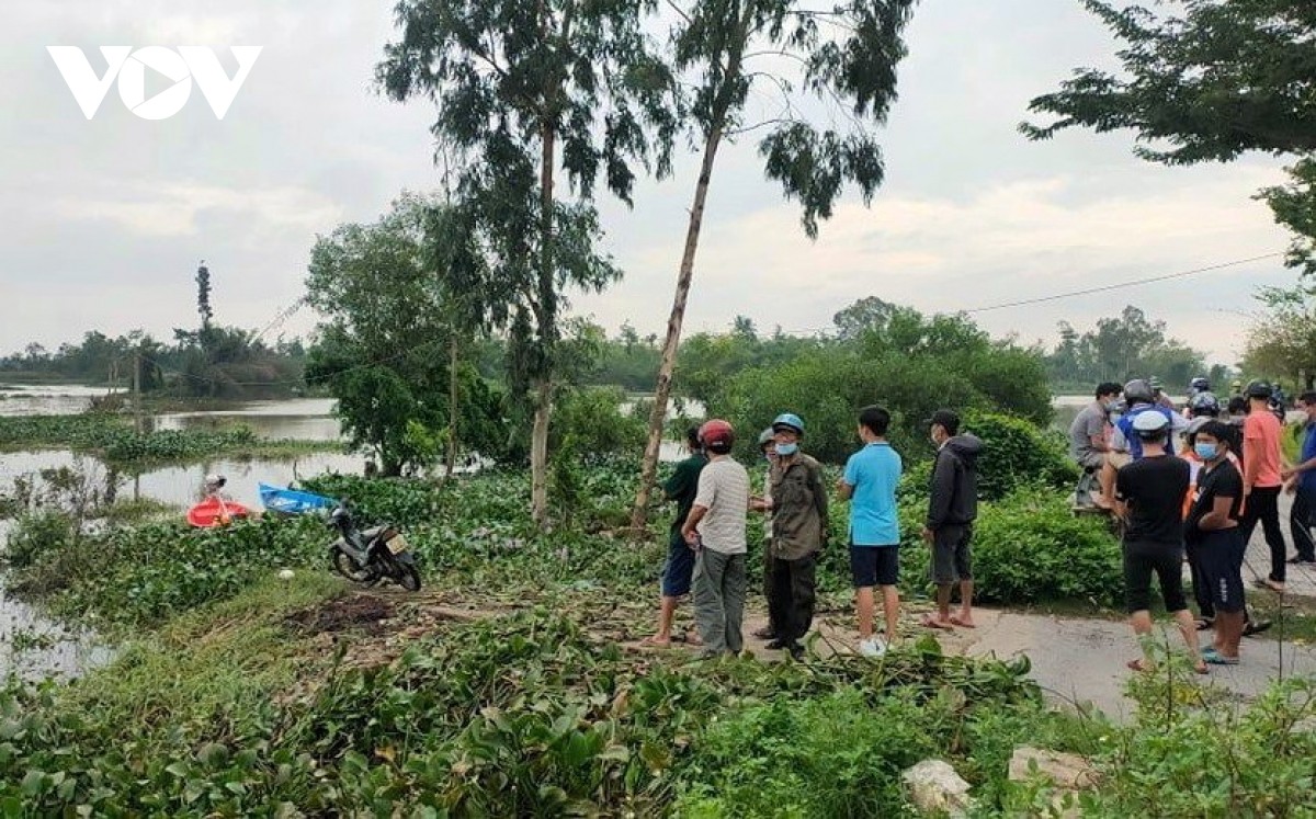 tai-cau-ong-hien-doan-qua-quoc-lo-1-a-xa-tam-dan-huyen-phu-ninh-nguoi-dan-cung-phat-hien-mot-thi-the-duoc-cho-la-nguoi-dan-bi-nuoc-lu-cuon-troi-truoc-do-1635231473.jpg