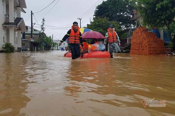 canh-sat-giai-cuu-hang-tram-hoc-sinh-mac-ket-do-nuoc-dang-bat-ngo-6-1635406449.jpeg