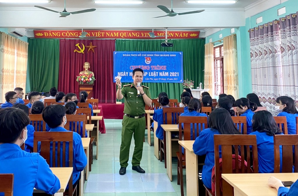 1910838-1907388-dai-uy-nguyen-minh-hoan-phong-csdt-toi-pham-ve-ma-tuy-cong-an-tinh-tuyen-truyen-phong-chong-ma-tuy-cho-hoc-sinh-truong-thpt-luong-the-vinh-tp-07335907-1636336346.jpg