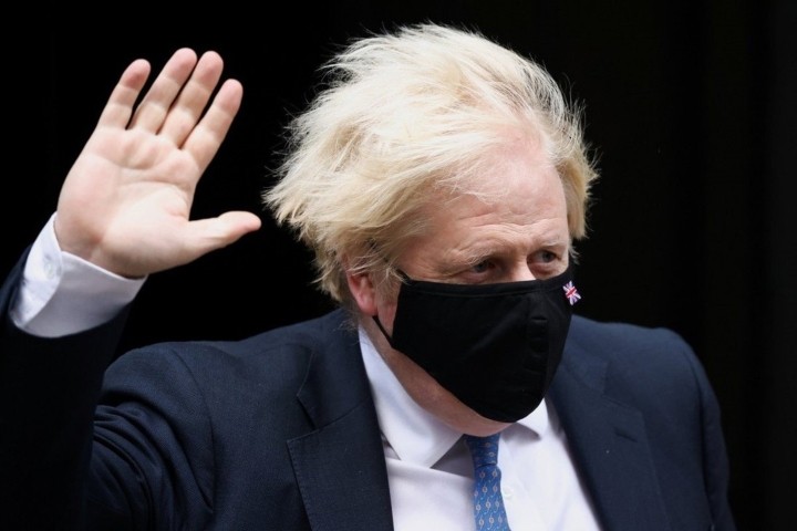 thu-tuong-anh-boris-johnson-ben-ngoai-pho-downing-london-anh-reuters-11272708-1638522558.jpg