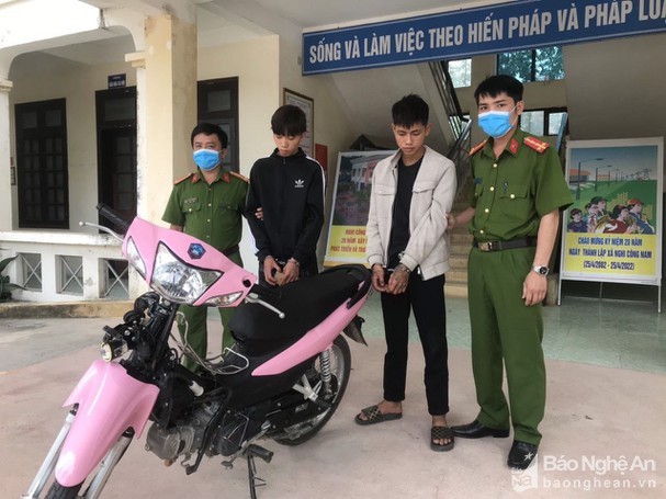 bna-bat-2-doi-tuong-cuop-giat-dien-thoai-pho-di-bo-thanh-pho-vinh-hinh-anh-1-1651646065.jpg