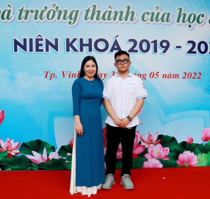 bna-hoc-sinh-truong-van-quoc-bao-va-co-giao-cao-thi-lan-thanh-chu-nhiem-doi-tuyen-tin-hoc-truong-thpt-chuyen-phan-boi-chau-anh-mh-4612jpeg-0636-1654131274.jpg