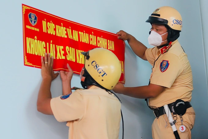 csgt-de-nghi-chu-quan-nhau-bao-tin-khach-lai-xe-khi-uong-ruou-bia2-1657174463315-1657182391.jpg