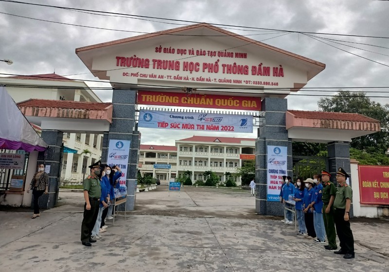 quang-ninh-thi-sinh-mang-iphone-xs-max-de-gian-lan-thi-thpt-quoc-gia-2022-1657511528.jpg