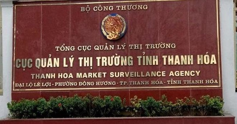 dinh-chi-cong-tac-can-bo-qltt-tinh-thanh-hoa-bi-to-hanh-hung-1661261500.jpg