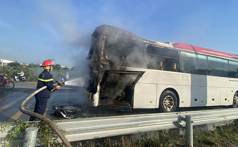 xe-cho-40-cong-nhan-boc-chay-tren-duong-gom-cao-toc-bac-giang-1665729383.png