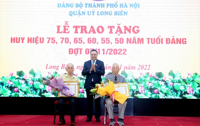 chu-tich-ubnd-tp-ha-noi-tran-sy-thanh-trao-huy-hieu-dang-cac-dang-vien-lao-thanh-1667804840.jpg