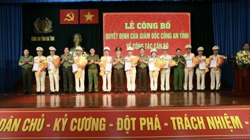 cong-an-ha-tinh-cong-bo-quyet-dinh-dieu-dong-bo-nhiem-10-can-bo-lanh-dao-phong-4-1759461995-1759462993.jpg
