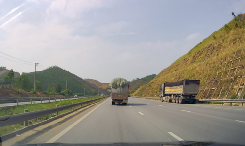 nguy-co-mat-atgt-tu-nhung-doan-xe-cho-cat-tren-cao-toc-tu-nghe-an-ra-ninh-binh-8-1778243836-1778327898.png