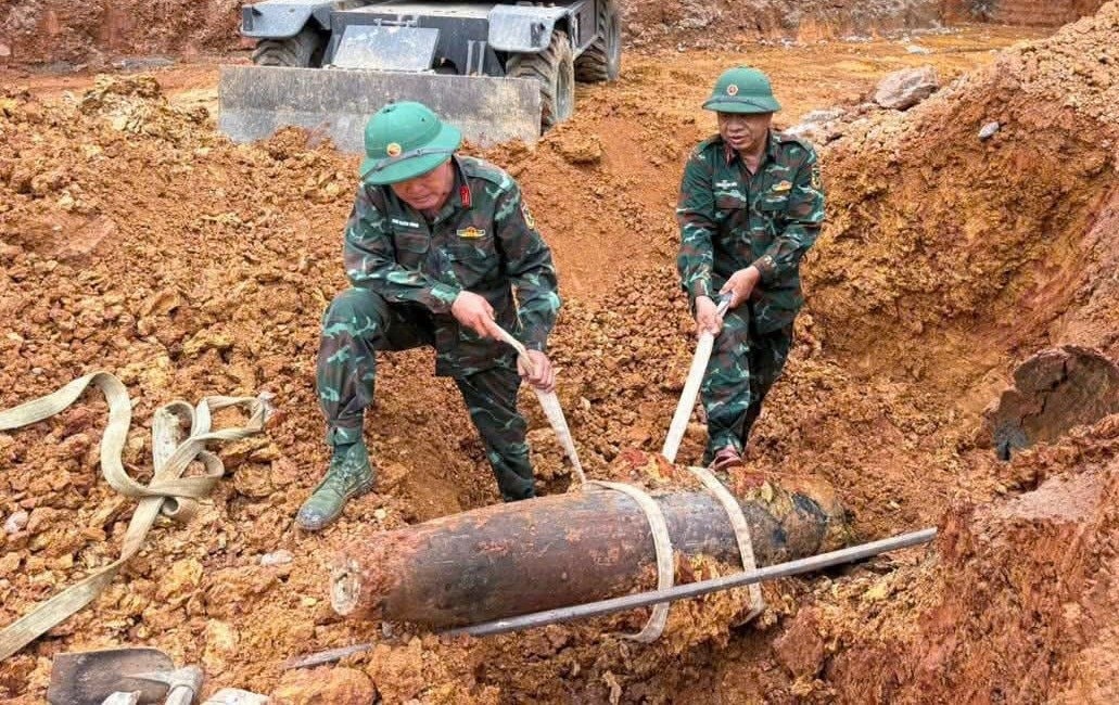 dao-mong-xay-truong-hoc-phat-hien-bom-250-kg-con-nguyen-kip-no-17822874802141710927092-1782316963.jpeg
