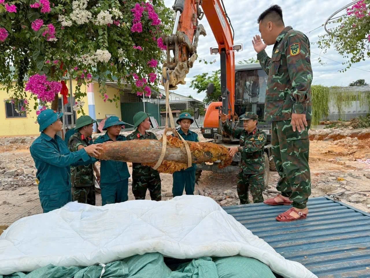 dao-mong-xay-truong-hoc-phat-hien-bom-250-kg-con-nguyen-kip-no1-17822874802251408128864-1782316985.jpeg