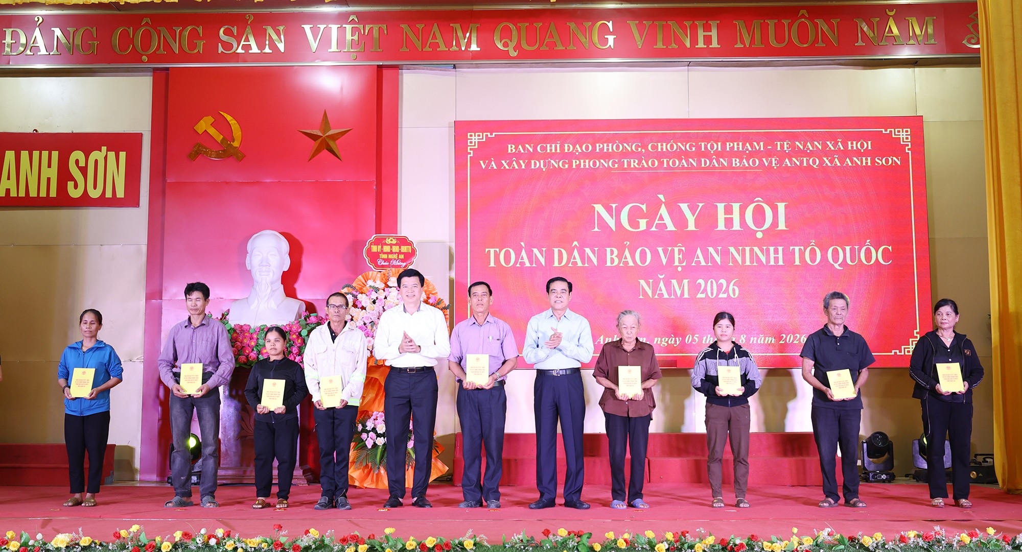 chu-tich-tang-ho-ngheo-1785916181.jpg
