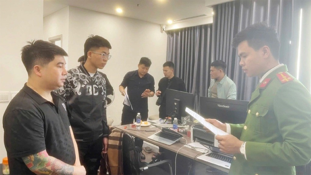 canh-sat-doc-lenh-khoi-to-1-1787663221-1787709642.jpg