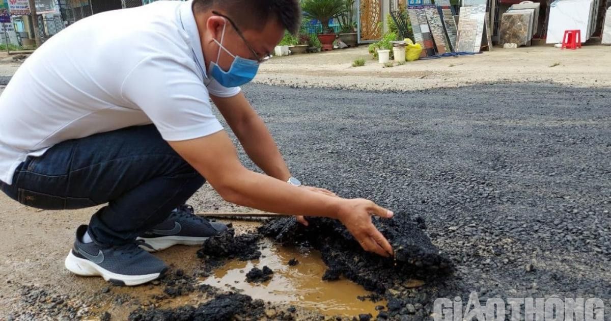 Vu Rai Vụ rải bê tông nhựa trên vũng nước