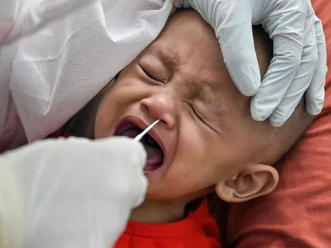 Malaysia lo ngại sự gia tăng số ca tử vong và bệnh nặng do Covid-19 ở trẻ em