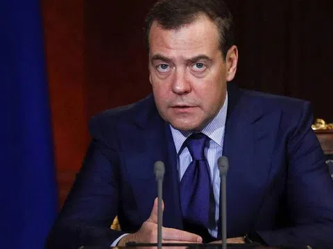 Ông Medvedev bất ngờ tuyên bố: Nga quá mệt mỏi khi đối đầu với phương Tây