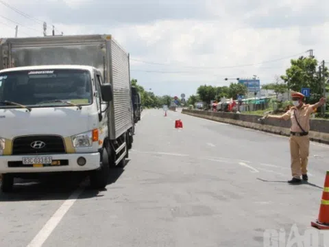 Bạc Liêu “nới lỏng” vận tải hàng hóa vào tỉnh, lấy mẫu tại chốt kiểm soát