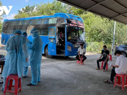 Lấy mẫu xét nghiệm 20 công nhân từ vùng dịch vào Bình Dương 