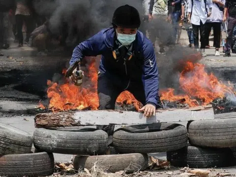 Quân đội Myanmar không kích nơi có lực lượng đảo chính, người dân chạy loạn