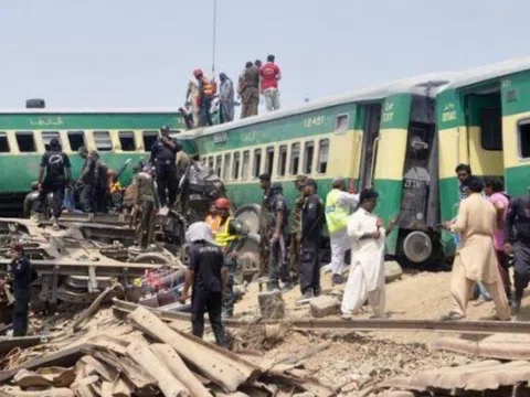 Tàu trật đường ray, đâm dồn toa tại Pakistan: Ít nhất 25 người chết