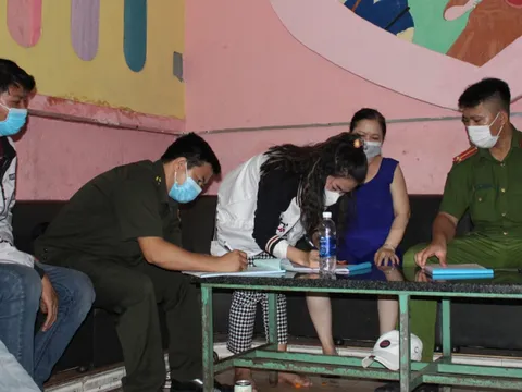 Quán karaoke ở Bình Dương lén lút đón khách giữa mùa dịch Covid-19