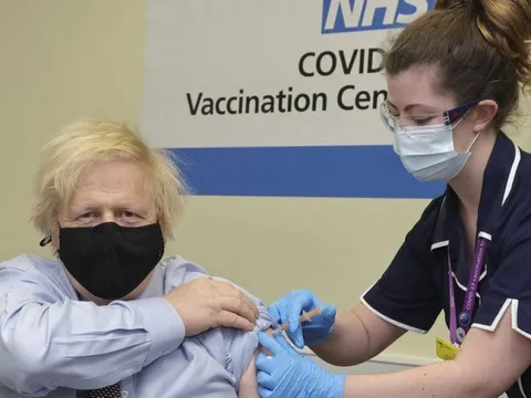 Thủ tướng Anh tiêm liều vaccine thứ hai của AstraZeneca