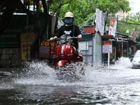 Người dân "rẽ sóng" qua những tuyến phố ngập tại Hà Nội