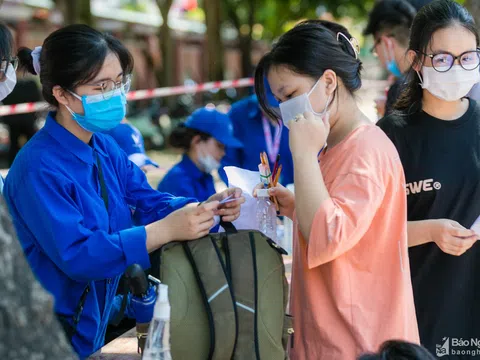 Nghệ An: Thanh niên tình nguyện đồng hành "tiếp sức" cùng sĩ tử