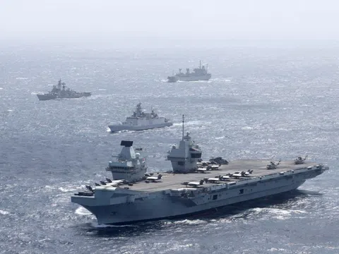 Nhóm tàu sân bay Anh HMS Queen Elizabeth đi vào Biển Đông