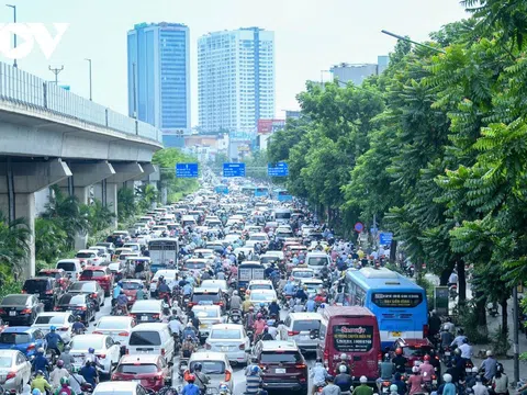 Nới lỏng một số hoạt động, đường phố Hà Nội lại tái diễn cảnh tắc nghẽn