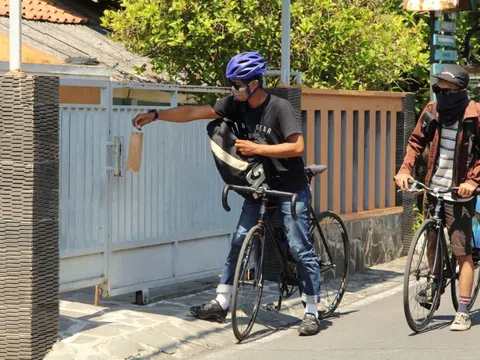 Indonesia thành lập đội quân xe đạp giao hàng cho người cách ly