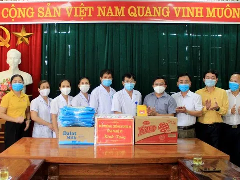 Nghệ An: Trưởng ban Dân vận Tỉnh ủy thăm, tặng quà lực lượng tuyến đầu chống dịch 