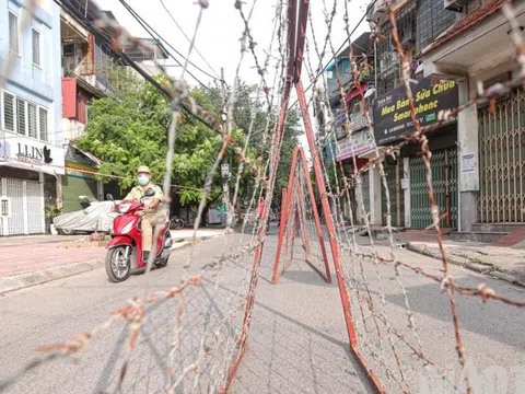 Dựng hàng rào thép gai ngăn người vượt khu phong tỏa tại Hà Nội