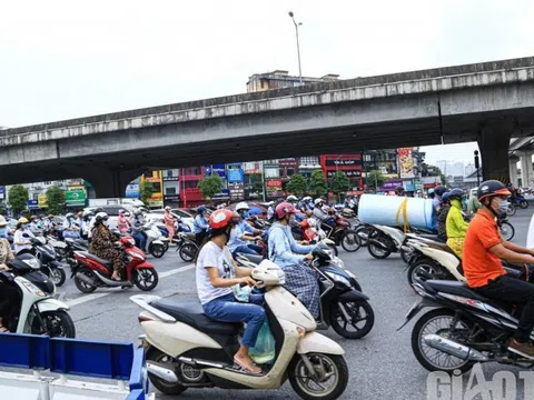 Đường phố Hà Nội đông đúc trong sáng đầu tuần