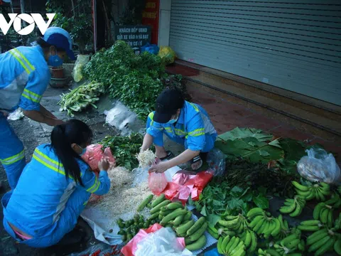 Nữ lao công vừa quét rác vừa phát rau miễn phí cho người gặp khó khăn vì dịch Covid-19