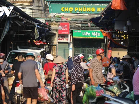 Sáng đầu tiên giãn cách, chợ dân sinh Hà Nội vẫn đông người dù hàng hóa không thiếu