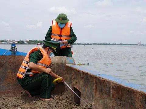 TP.HCM: Bắt 3 sà lan vận chuyển gần 1.000 khối cát trái phép