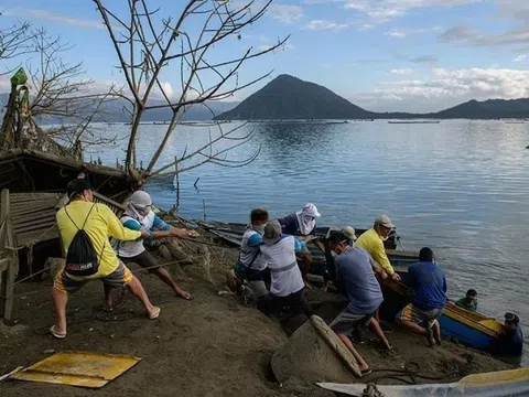 Nguy cơ núi lửa Taal phun trào mạnh, 13.000 dân Philippines sơ tán