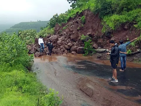 Ấn Độ huy động Hải quân cứu hộ người dân vùng lũ lụt