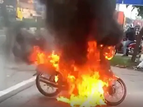 Bị nhắc nhở ra đường khung giờ giới hạn, nam thanh niên đốt luôn xe máy 