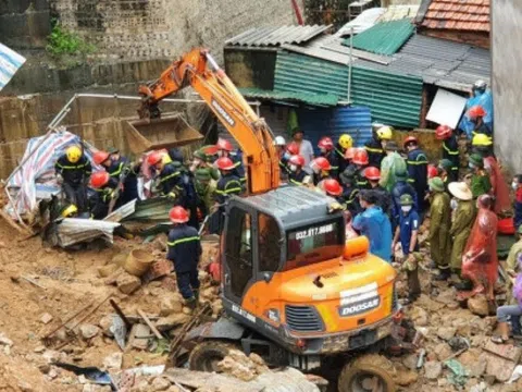 Lở đất kinh hoàng vùi lấp 4 công nhân ngủ trong lán trại tại TP Hạ Long