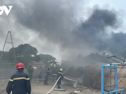 Hoả hoạn kèm tiếng nổ tại nhà xưởng công ty mút xốp ở Bình Dương