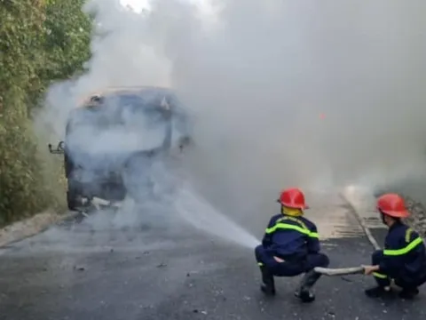 Nghệ An: Xe khách chở 11 công nhân đang chạy bất ngờ bốc cháy dữ dội