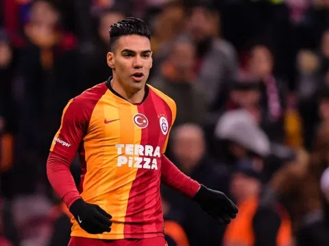 Cựu sao MU và Chelsea bị Chủ tịch của Galatasaray “đuổi khéo”