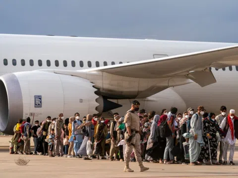 Phương Tây chạy đua với thời gian để đưa công dân rời Afghanistan trước thời hạn chót