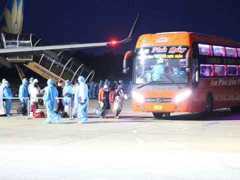 Chuyến bay đầu tiên chở 217 người Nghệ An hạ cánh nơi quê nhà