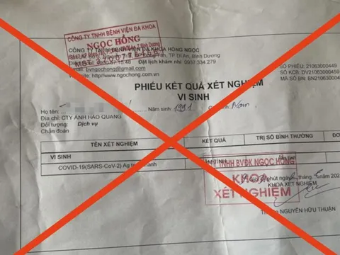 Công an Bình Dương bắt giữ 3 đối tượng làm giả giấy test COVID-19 để “thông chốt”