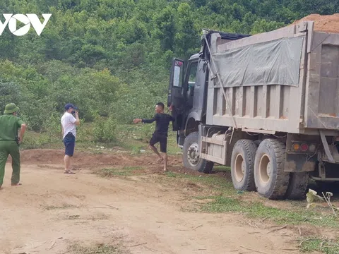 "Đột kích" bắt quả tang khai thác cát trái phép giữa lòng hồ thủy điện