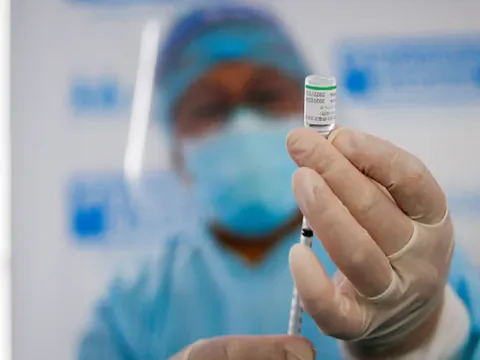 Tiêm kết hợp và tiêm mũi nhắc lại vaccine ngừa Covid-19: còn nhiều tranh cãi